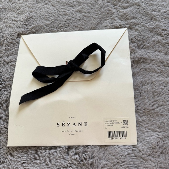 Le Foulard Pour La Vie" floral scarf - Picture 4 of 4